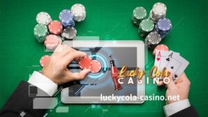 Bagama't iba't ibang anyo ng poker ang mga larong pang-cash at tournament, parehong maaaring laruin gamit ang anumang variant ng poker: