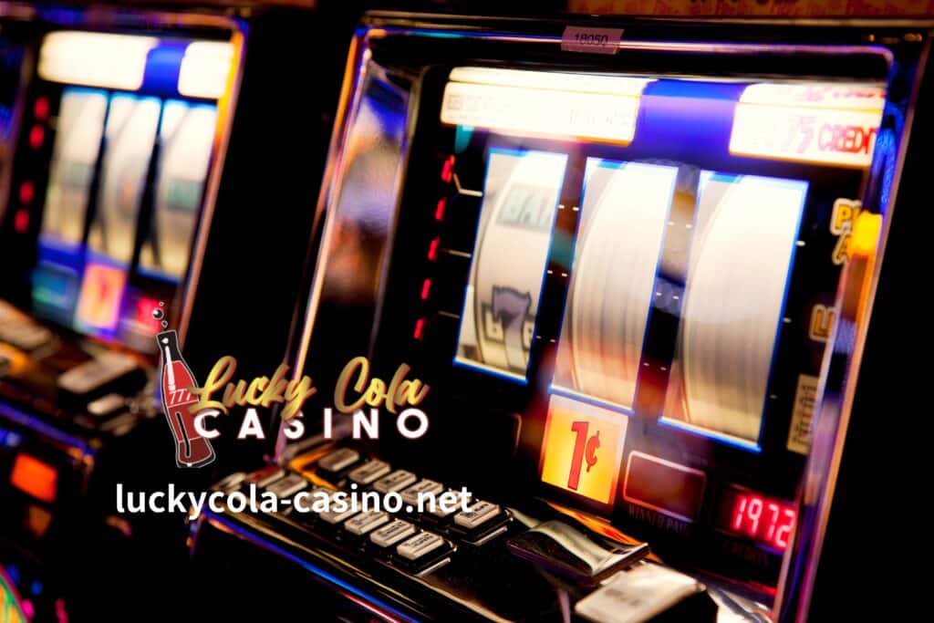 Ang mga slot machine ay may mga kaakit-akit na tema, habang ang mga laro sa mesa ay nagbibigay sa iyo ng mas maraming pagkakaiba-iba.