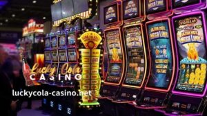 Ayon sa Wikipedia, ang mga wild na simbolo ay mga icon ng slot machine na nag-aalok ng mga payout kung makikita ang mga ito kahit saan sa slot machine, kahit na hindi sila nakikita sa isang payline.