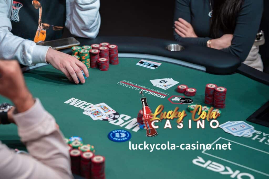 Ang mga patakaran ng poker sa pangkalahatan ay nananatiling pareho sa pagitan ng dalawang platform.