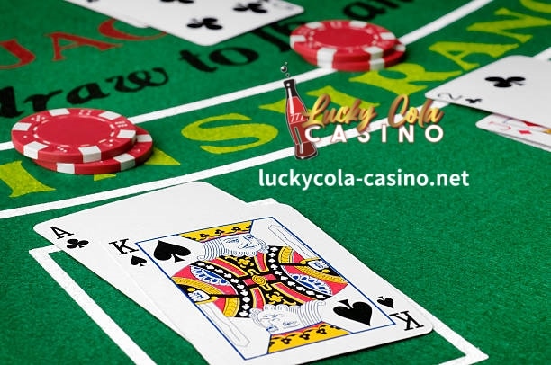 Tandaan na halos lahat ng mga table ng casino (kabilang ang mga online blackjack table) ay nangangailangan ng dealer na patuloy na gumuhit ng mga card hanggang sa magkaroon sila ng 17 o mas mataas.